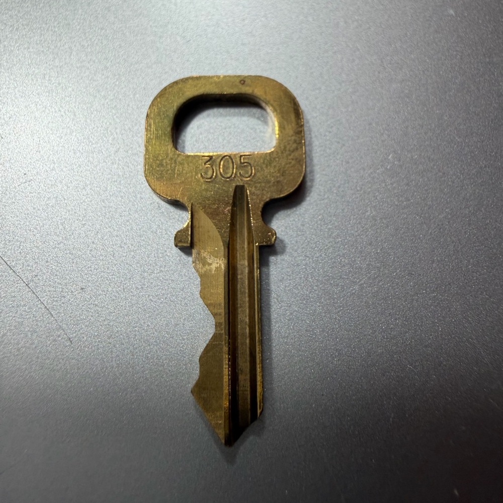 Louis Vuitton Brass Padlock and Key - Gold Tone. #305 - Picture 5 of 5